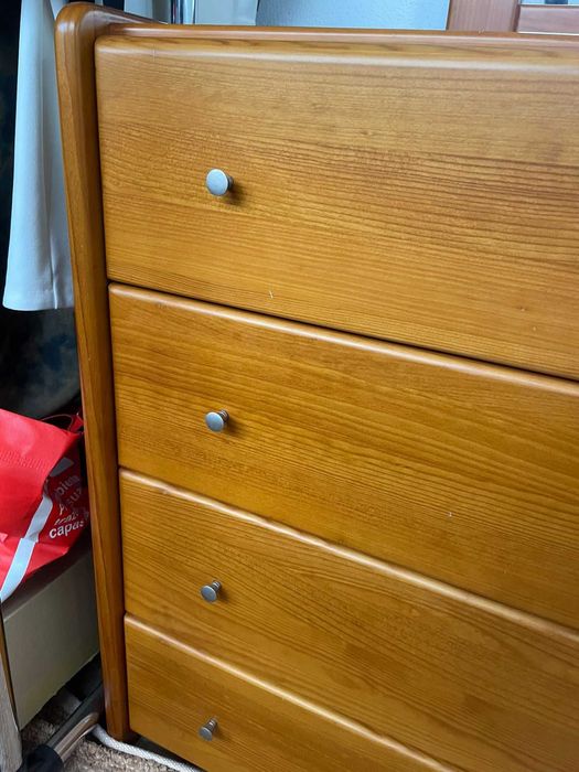 Cómoda de quarto com espelho