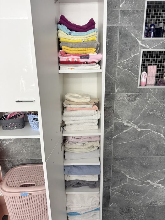 Zestaw mebli łazienkowych z wnęką na pralkę