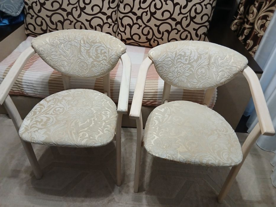 Продам два кухонні стільці в доброму стані. .