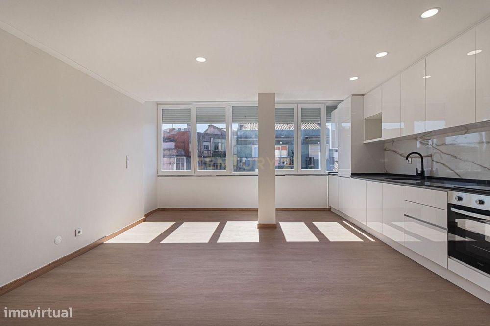 T2 Totalmente Remodelado | Luminosidade, Conforto e Terraço de 45 m²