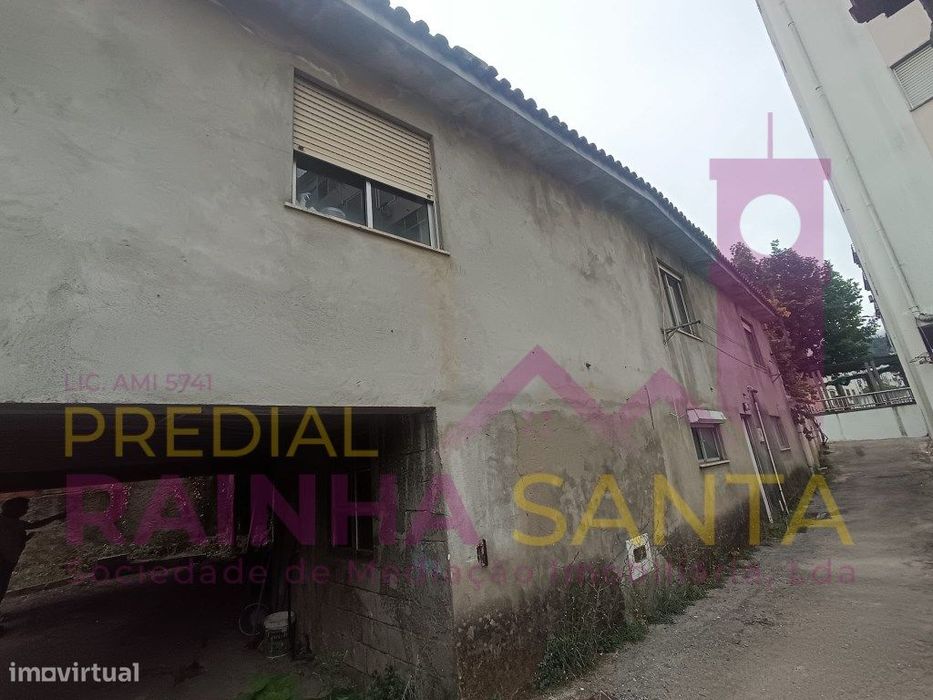 Moradia em 2 pisos para reabilitar. Quintal e anexo-Lousã