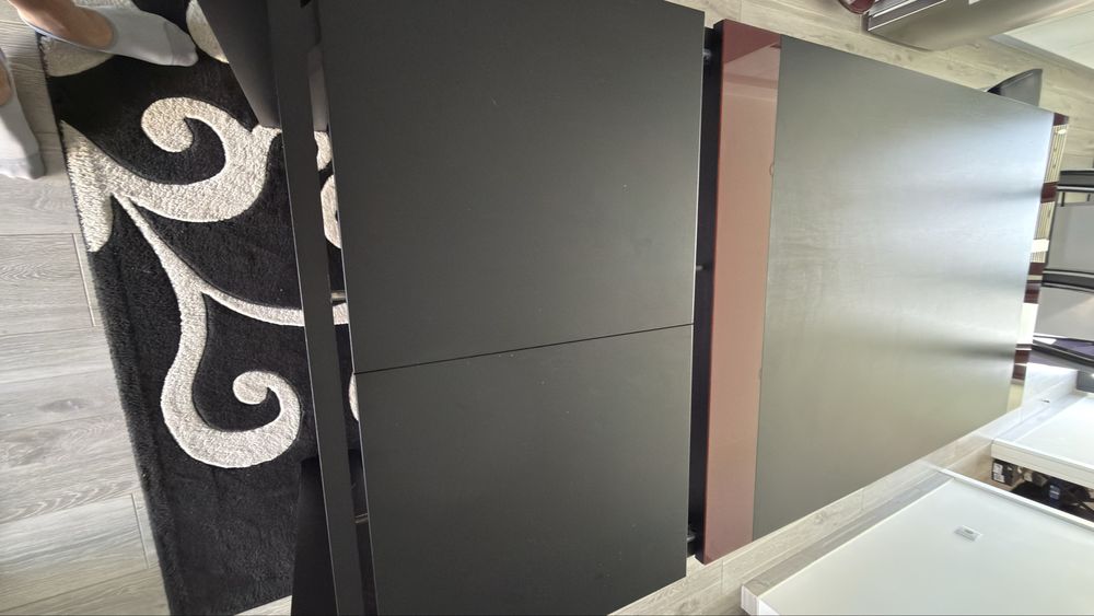 Vendo mesa de sala extensível + 4 cadeiras +tapete. Tudo em otimo estado.
