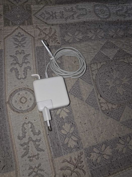 Оригинальную зарядку для ноутов Mac на 14,5В, 3,1А в отличном состоянии.