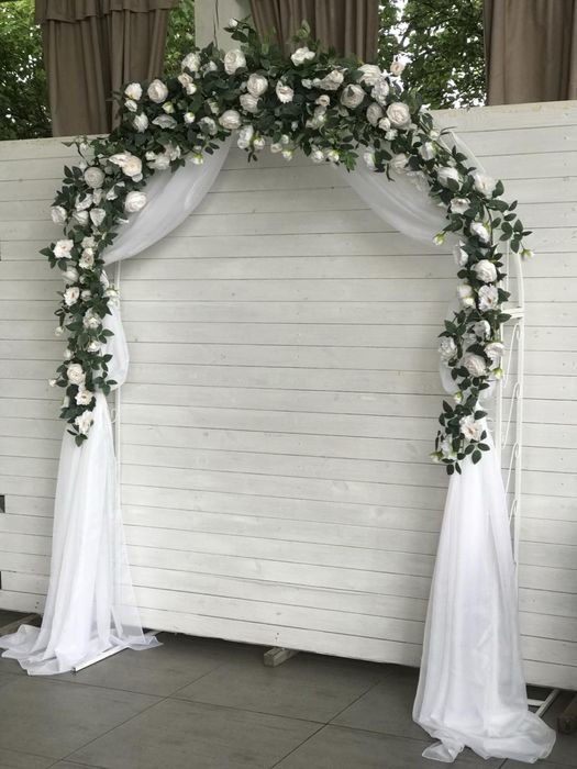 Декоративні квіти на арку для декору