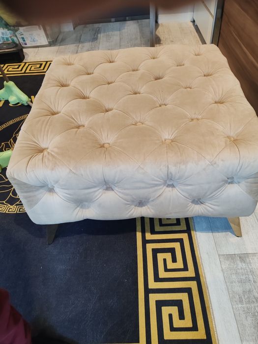 Pufa Glamour pikowana na nóżkach 80x80 wysokość 45cm Chesterfield