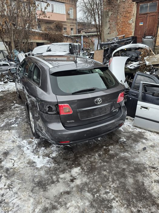 крыло переднее Toyota avensis t27 09-14 правое левое авенсис
