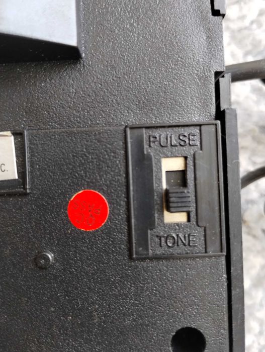 Telefon stacjonarny w obudowie fortepianu