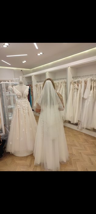 Sukienka ślubna z welonem