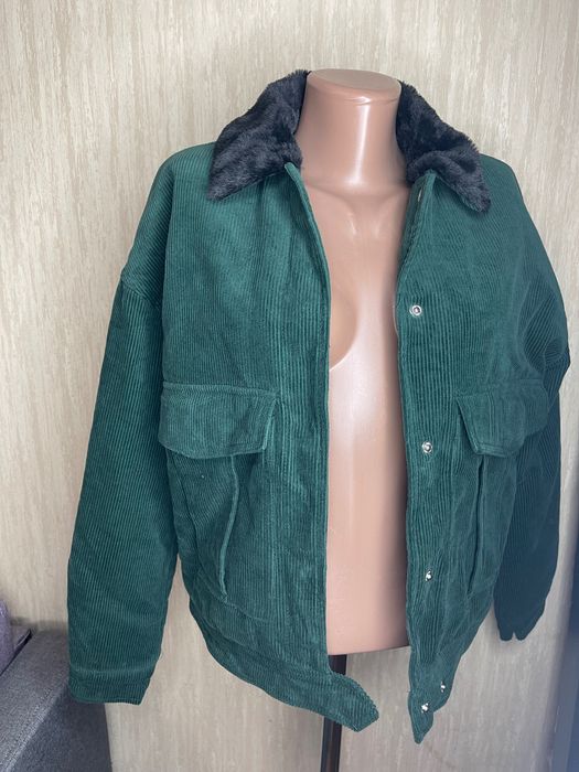 Новенька вельветова куртка з коміром зі штучного хутра