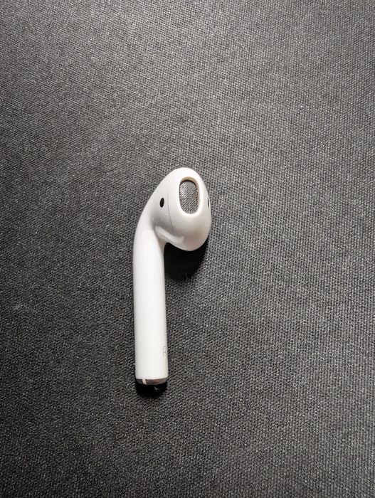 Міняю правий навушник  airpods на лівий