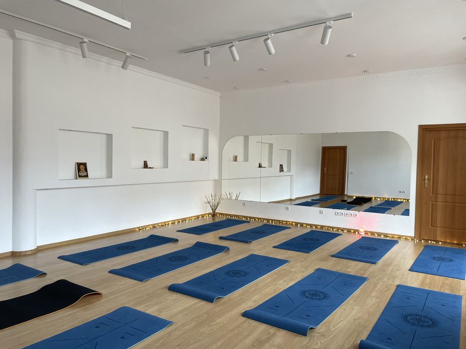 3 хв від метро Оренда світла студія зал погодинно центр йога танці