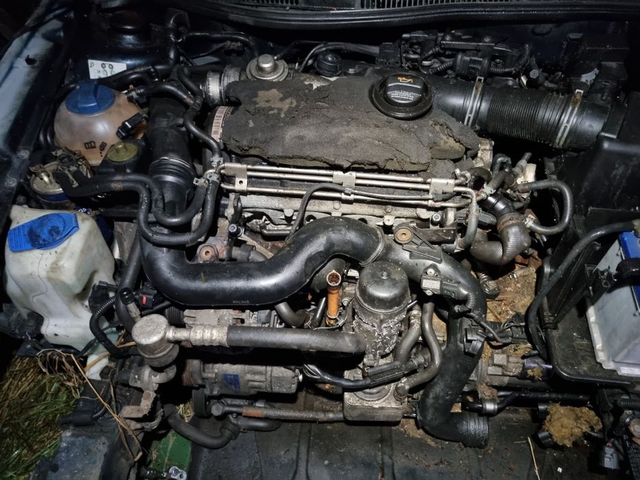 VW Golf 4 IV GTI Maska Czarna Belka pod Zderzak Lampy Atrapa Chlodnice