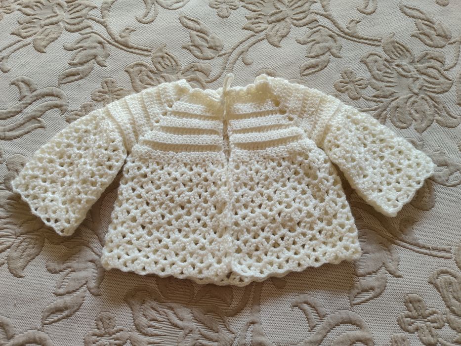 Casacos de malha feitos à mão para bebé