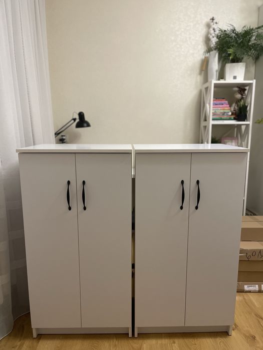 Шафа з полицями для одягу і взуття