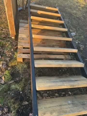 Schody metalowe z trepami drewnianymi