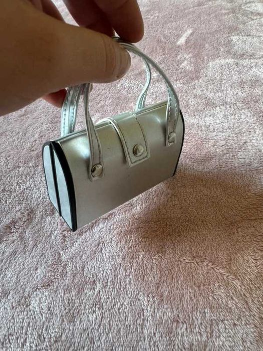 Mini bolsa com utensílios de manicure