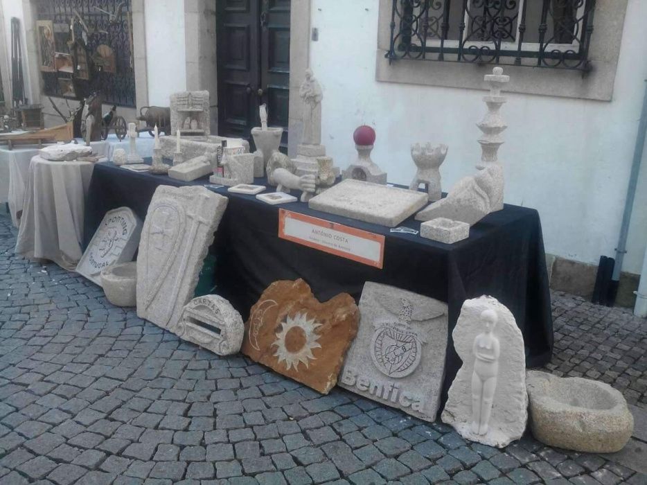 varias esculturas em pedra