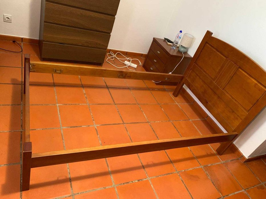 Vendo_ [estrutura] Cama de Criança/Solteiro em ótimo estado em madeira clássica