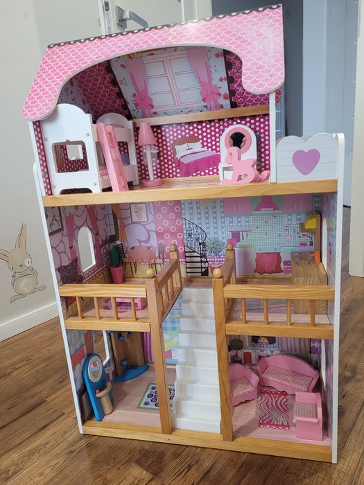 Drewniany domek dla lalek