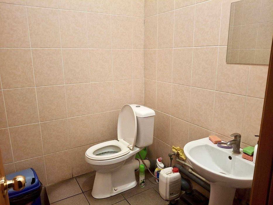 Оренда торгово-офісних приміщень площею 1400 м2 в р-ні вул. Ріпкінська