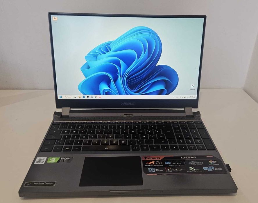 GIGABYTE AORUS 15P WB | Intel i7 | 16GB | RTX 2070 Max-Q | 15,6" 144Hz