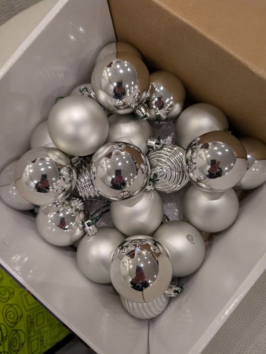 Enfeites de natal prateados e vermelhos com estrela topo árvore
