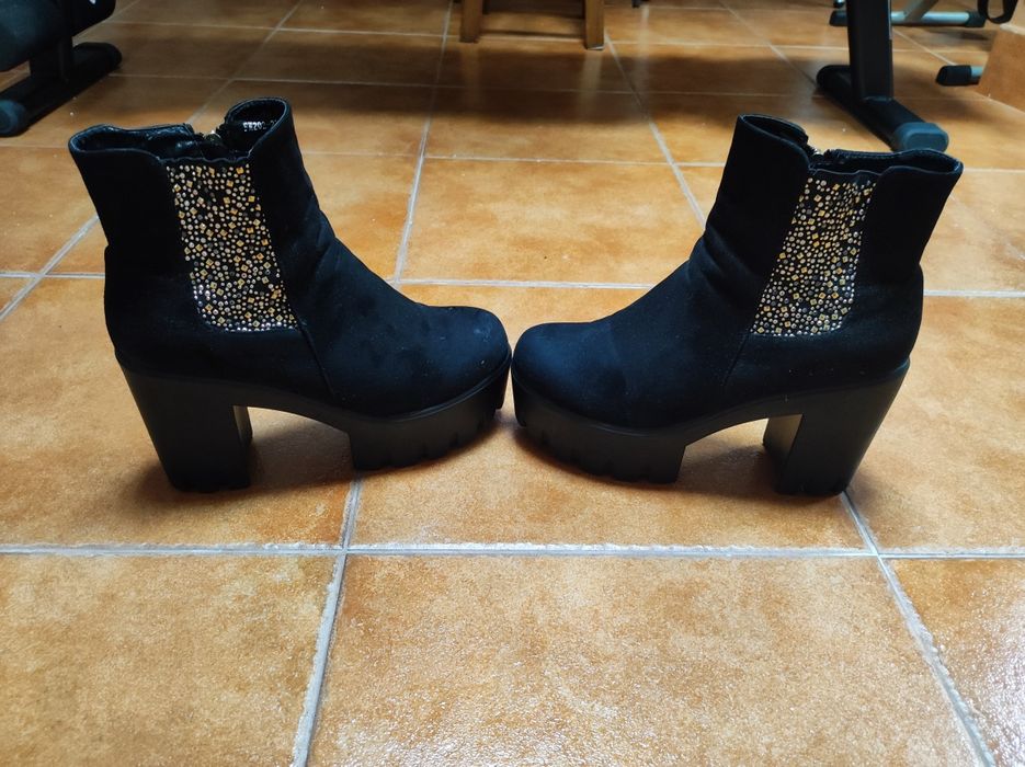 Botas de salto alto pretas, com brilhantes, tamanho 38