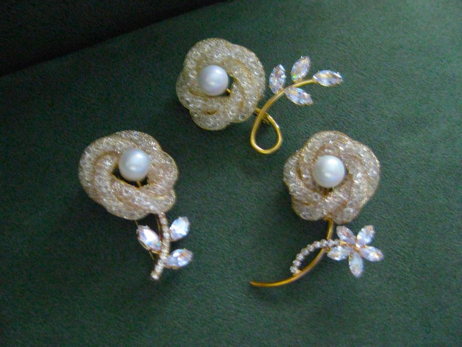Alfinete / Broche / Pregadeira Flor Dourada c/ Perolas NOVO