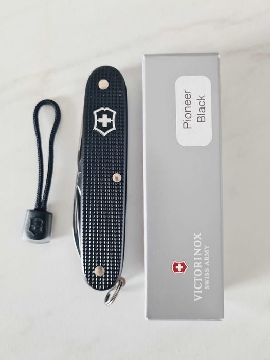 Victorinox Pioneer Alox Black + opakowanie
