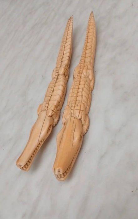 Esculturas decorativas de crocodilos cor marfim