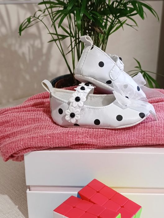 Sapatinho Feminino Branco e Preto para Bebé