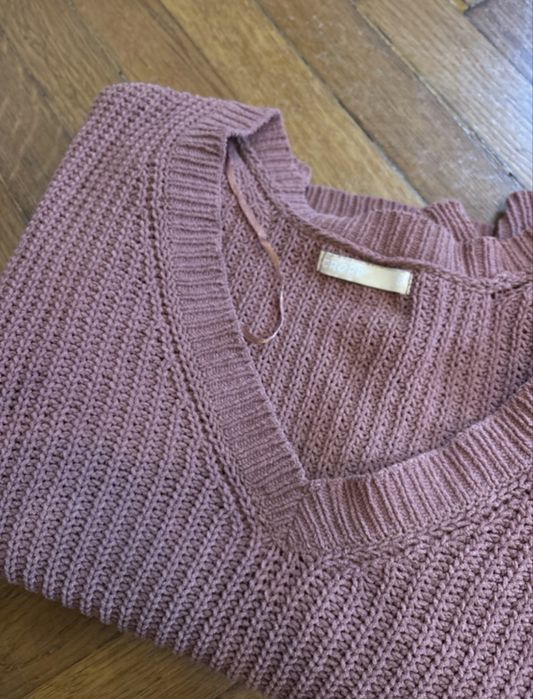 Mięciutki sweter w serek brudny róż