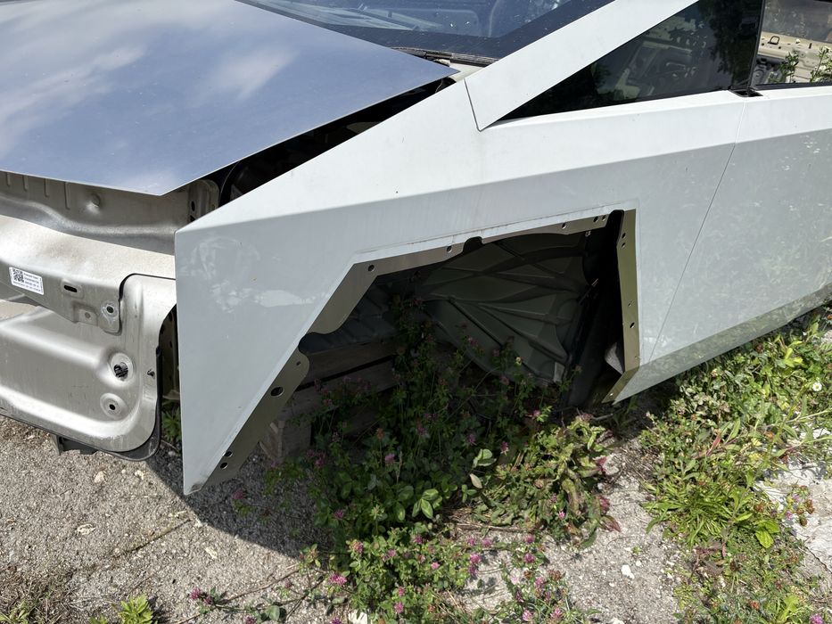 Переднє ліве крило Tesla CyberTruck