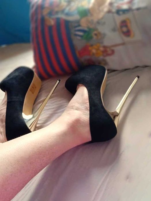 Eleganckie zamszowe szpilki na platformie