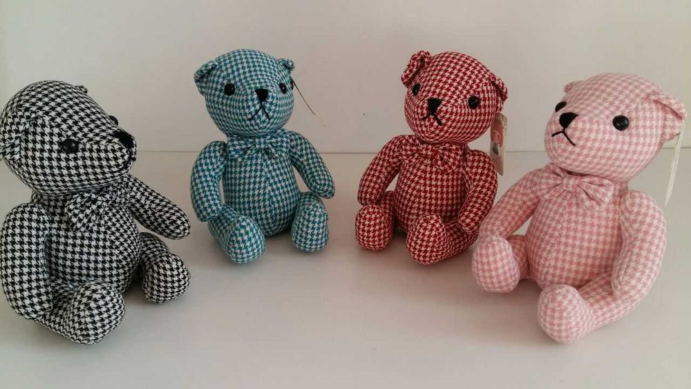 Плюшевый клетчатый мишка