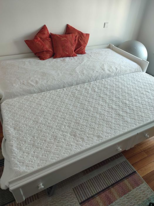 Cama de solteiro dupla lacada branca c/ colchões - bom estado/ pouco uso