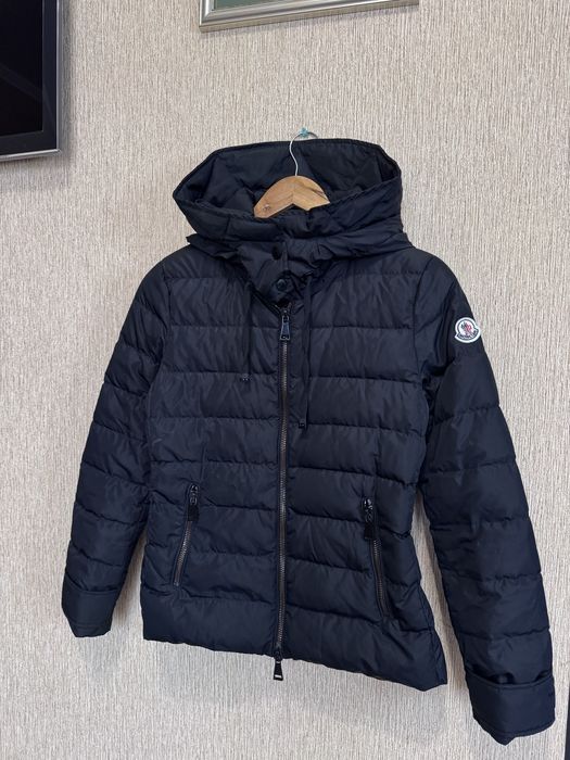 приталений пуховик , пухова куртка з капюшоном moncler, оригінал