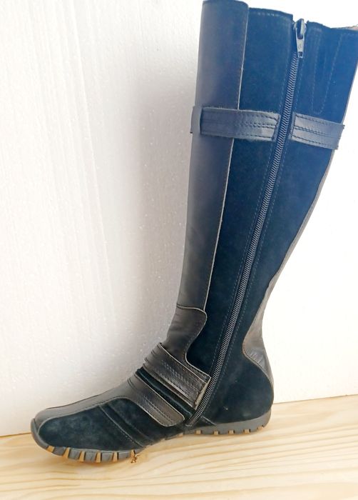 Bota estilo desportivo.