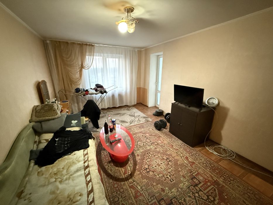 Однокімнатна. Косметичний стан. Не кутова. Цегла. Біля зупинки