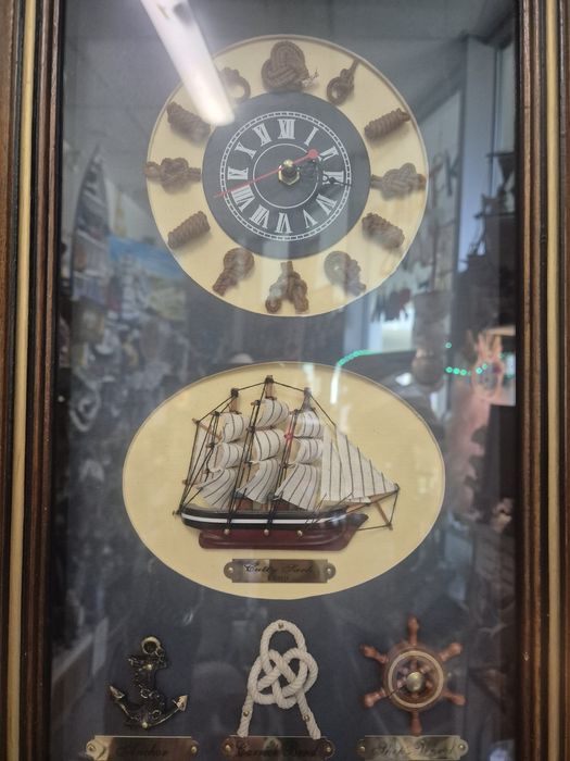 Zegar z węzłami za szkłem