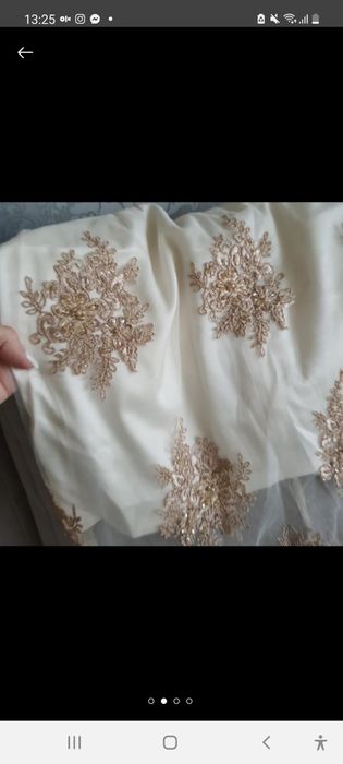 плаття з атласу і обшите бісером