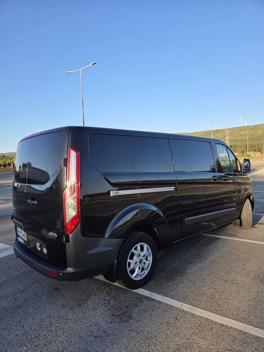 Viatura Ford Transit Custom, de cor preta