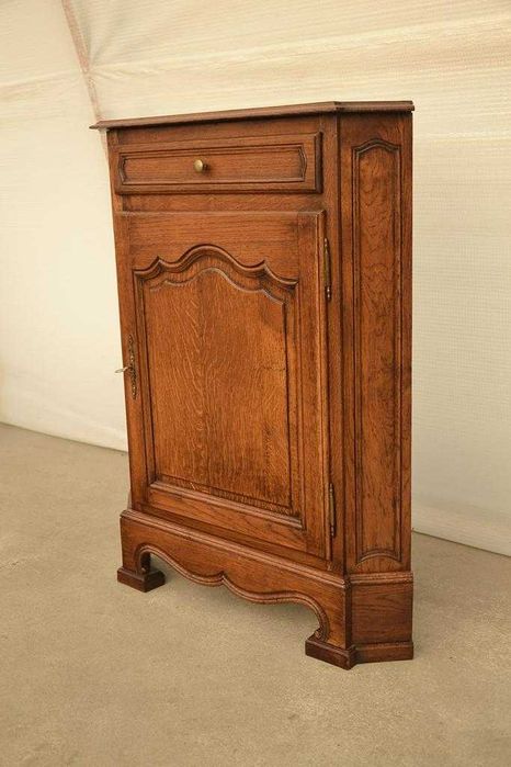 stylowa narożna komoda