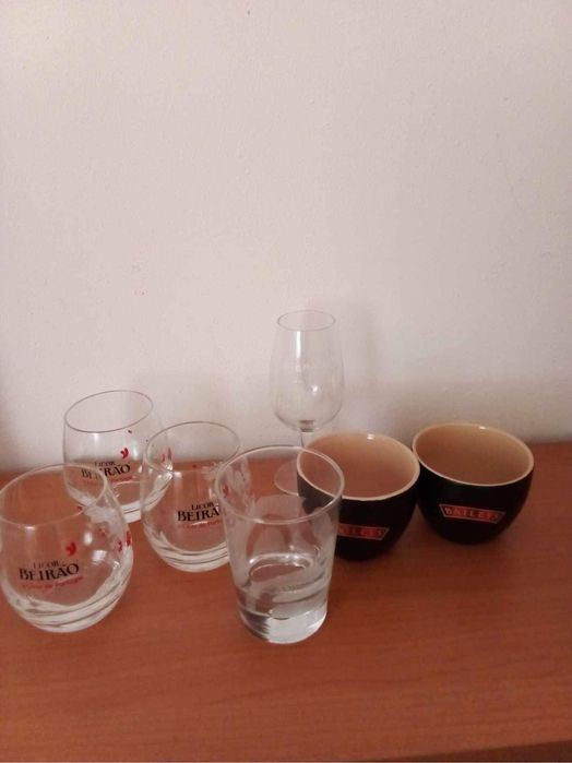 Varios copos com publicidade