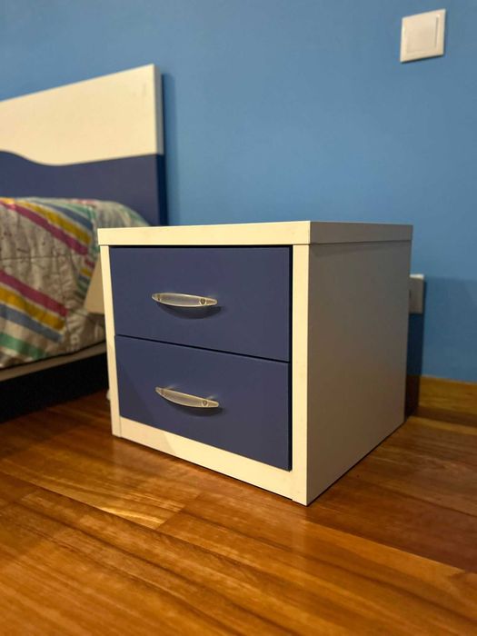 Quarto jovem - Cama, Estante; Mesa de cabeceira.