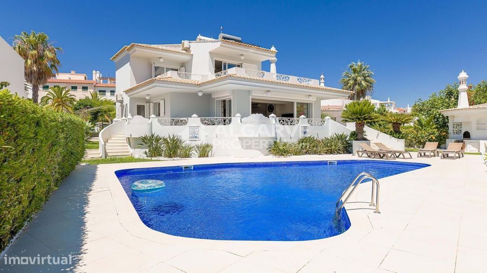 Elegante moradia tradicional V5 em Vilamoura – Vistas de golfe junto à