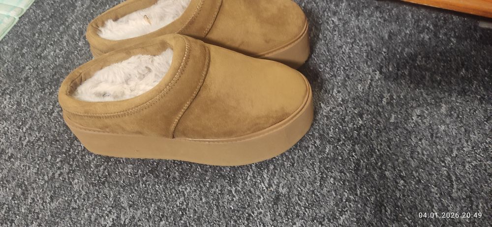 Угги,шлепки,сабо Bershka