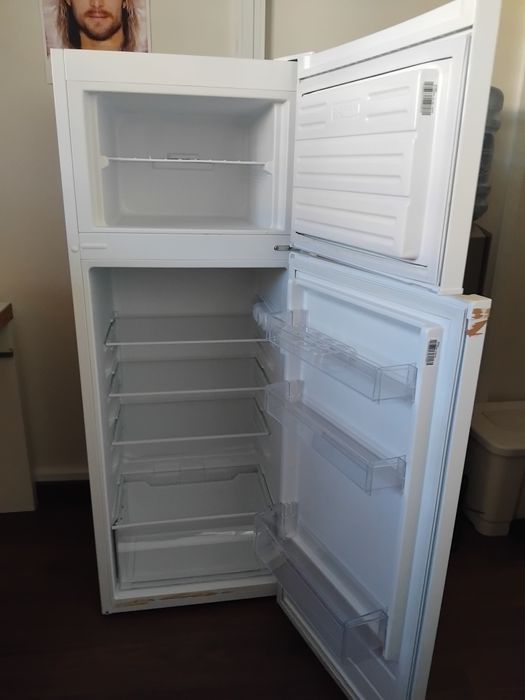Frigorífico semi novo .