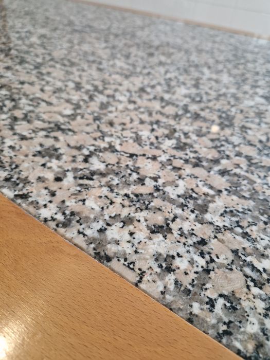 Mesa em Pedra Granito e Madeira