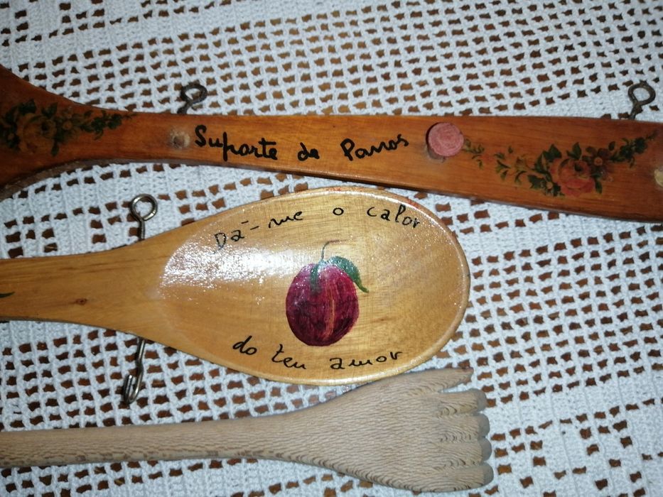 Talheres madeira e pratos para bolos